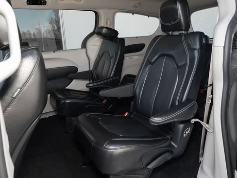 Used 2022 Chrysler Pacifica Touring-L FWD image 35