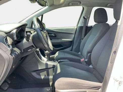 Used 2022 Chevrolet Trax LS w/ Tint and Cruise Package AWD/4WD image 10