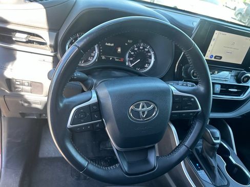 Used 2024 Toyota Highlander LE AWD/4WD image 23