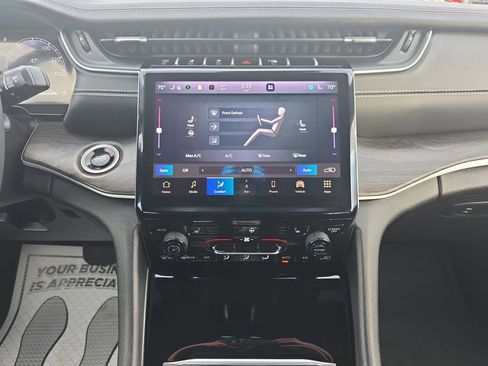 Used 2024 Jeep Grand Cherokee Limited image 19