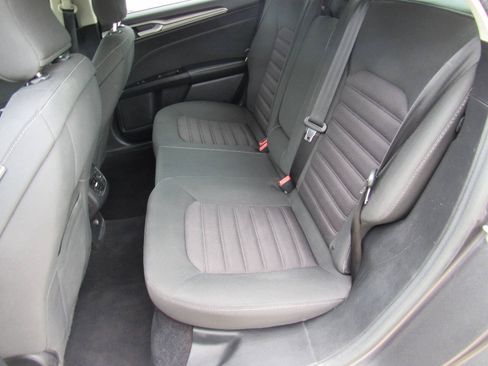 Used 2017 Ford Fusion SE w/ Fusion SE Technology Package FWD image 18
