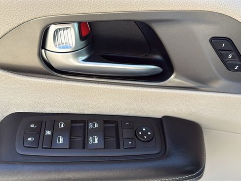 Used 2022 Chrysler Pacifica Touring-L image 18