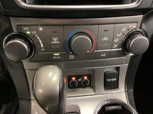 Used 2013 Toyota Highlander SE image 25