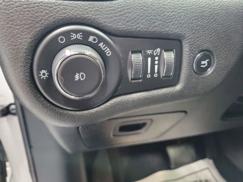 Used 2019 Jeep Cherokee Latitude Plus w/ Comfort/Convenience Group AWD/4WD image 34