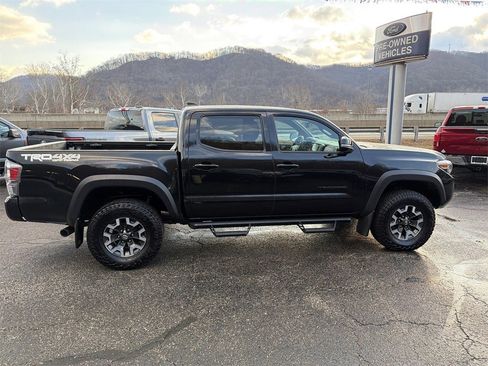 Used 2022 Toyota Tacoma TRD Off-Road image 2