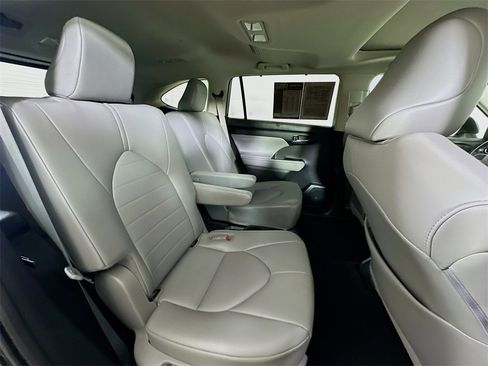 Used 2021 Toyota Highlander XLE image 11