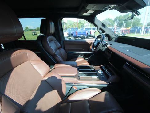 Used 2025 Lincoln Navigator Reserve AWD/4WD image 14