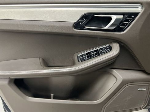 Used 2017 Porsche Macan Turbo image 22