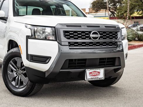Used 2025 Nissan Frontier SV RWD image 3