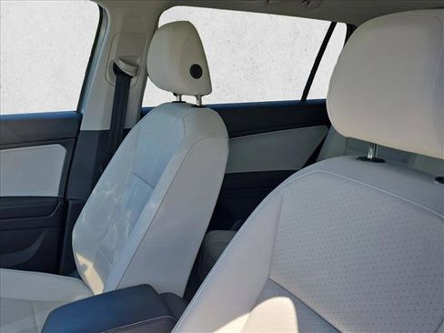 Used 2021 Volkswagen Tiguan SE image 14