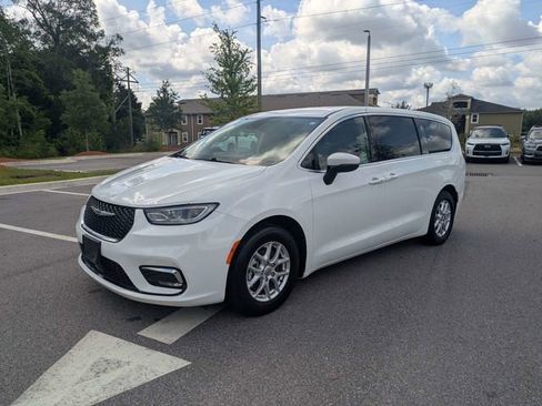 Used 2023 Chrysler Pacifica Touring-L FWD image 7