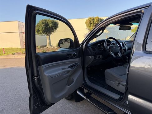 Used 2013 Toyota Tacoma PreRunner w/ TRD Sport Pkg image 12