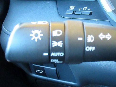 Used 2020 Toyota Highlander XLE image 30