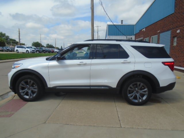Used 2023 Ford Explorer XLT w/ Equipment Group 202A AWD/4WD image 2
