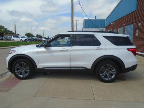 Used 2023 Ford Explorer XLT w/ Equipment Group 202A AWD/4WD image 2