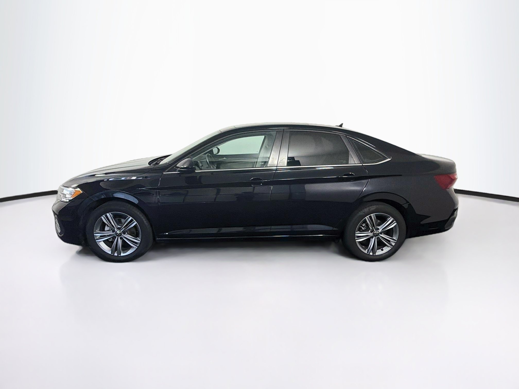 Used 2024 Volkswagen Jetta SE w/ Panoramic Sunroof Package FWD image 4