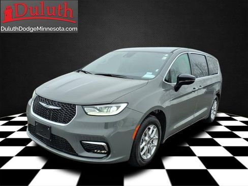 Used 2025 Chrysler Pacifica Select image 1