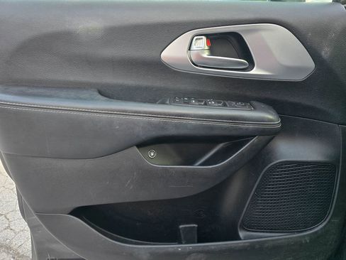 Used 2020 Chrysler Pacifica Touring-L w/ S Appearance Package FWD image 8