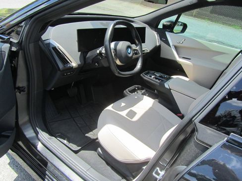 Used 2024 BMW iX xDrive50 w/ Sport Package AWD/4WD image 17