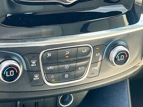 Used 2023 Chevrolet Traverse LS FWD image 15