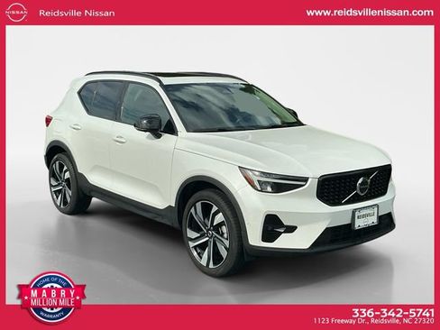 Used 2025 Volvo XC40 B5 Plus AWD/4WD image 8