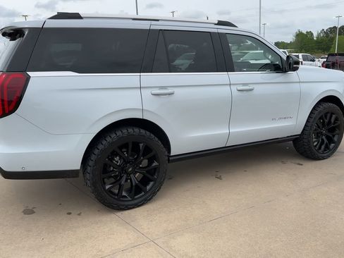 Used 2025 Ford Expedition Platinum AWD/4WD image 9