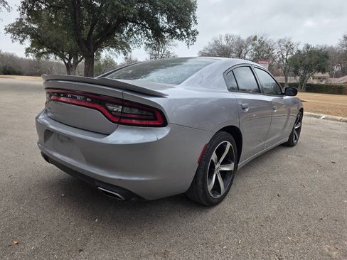 Used 2017 Dodge Charger SE RWD image 3