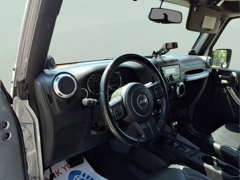 Used 2013 Jeep Wrangler Unlimited Sahara w/ Dual Top Group AWD/4WD image 9