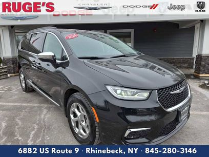 Used 2023 Chrysler Pacifica Limited w/ Uconnect Theater Family Group