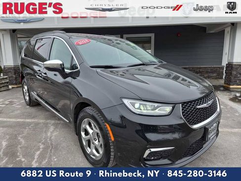 Used 2023 Chrysler Pacifica Limited w/ Uconnect Theater Family Group image 1