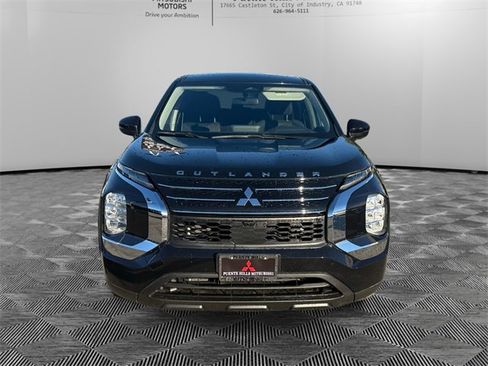 Used 2023 Mitsubishi Outlander ES image 2