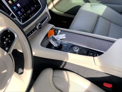 Used 2023 Volvo XC90 T8 Ultimate w/ Lounge Package image 17