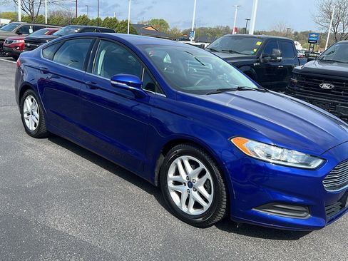 Used 2016 Ford Fusion SE image 2