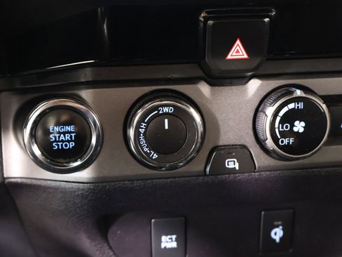 Used 2017 Toyota Tacoma TRD Off-Road w/ Tow Package (A/T) AWD/4WD image 7