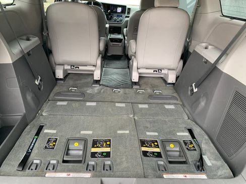Used 2017 Toyota Sienna XLE Premium image 34