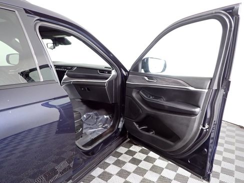 Used 2024 Jeep Grand Cherokee L Limited w/ Black Appearance Package AWD/4WD image 39