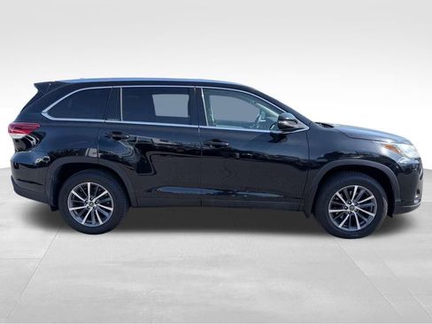 Used 2019 Toyota Highlander XLE AWD/4WD image 4