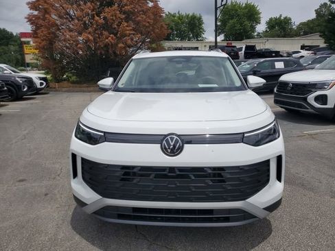 Certified 2025 Volkswagen Tiguan SE w/ Panoramic Sunroof Package FWD image 2