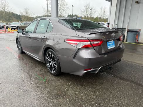 Used 2020 Toyota Camry SE image 2