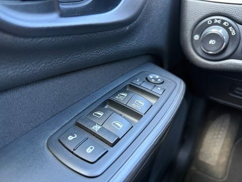 Used 2015 Jeep Cherokee Latitude FWD image 37