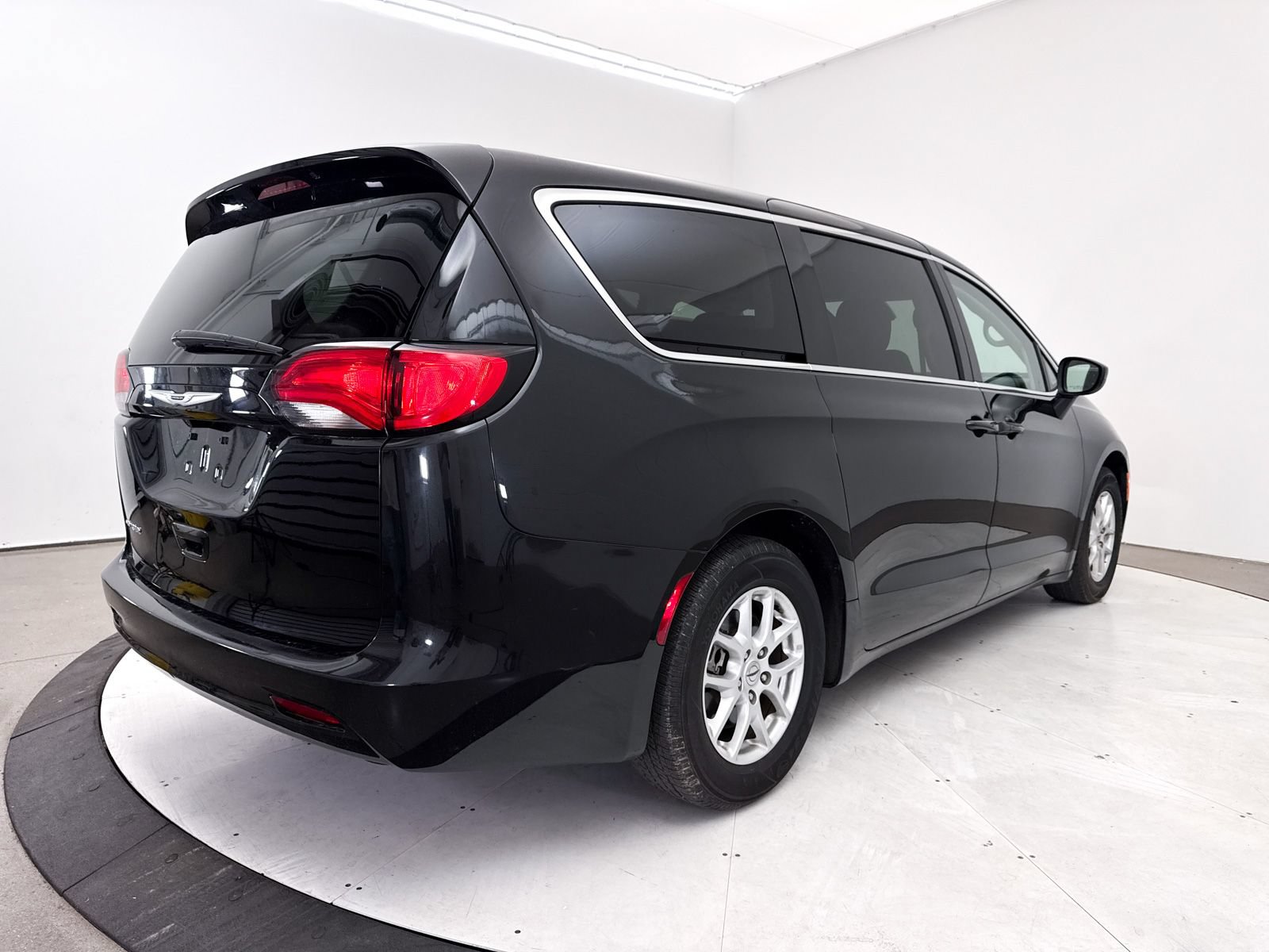 Used 2023 Chrysler Voyager LX FWD image 16