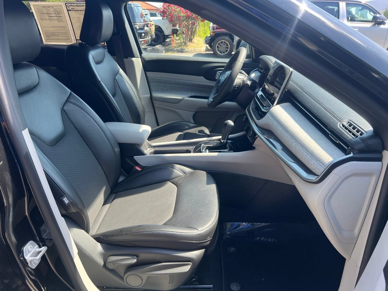 Used 2023 Jeep Compass Latitude AWD/4WD image 25