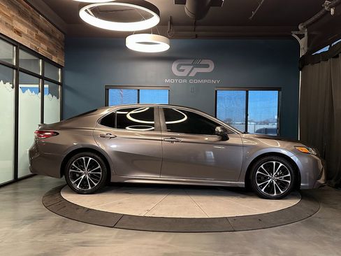 Used 2018 Toyota Camry SE image 2