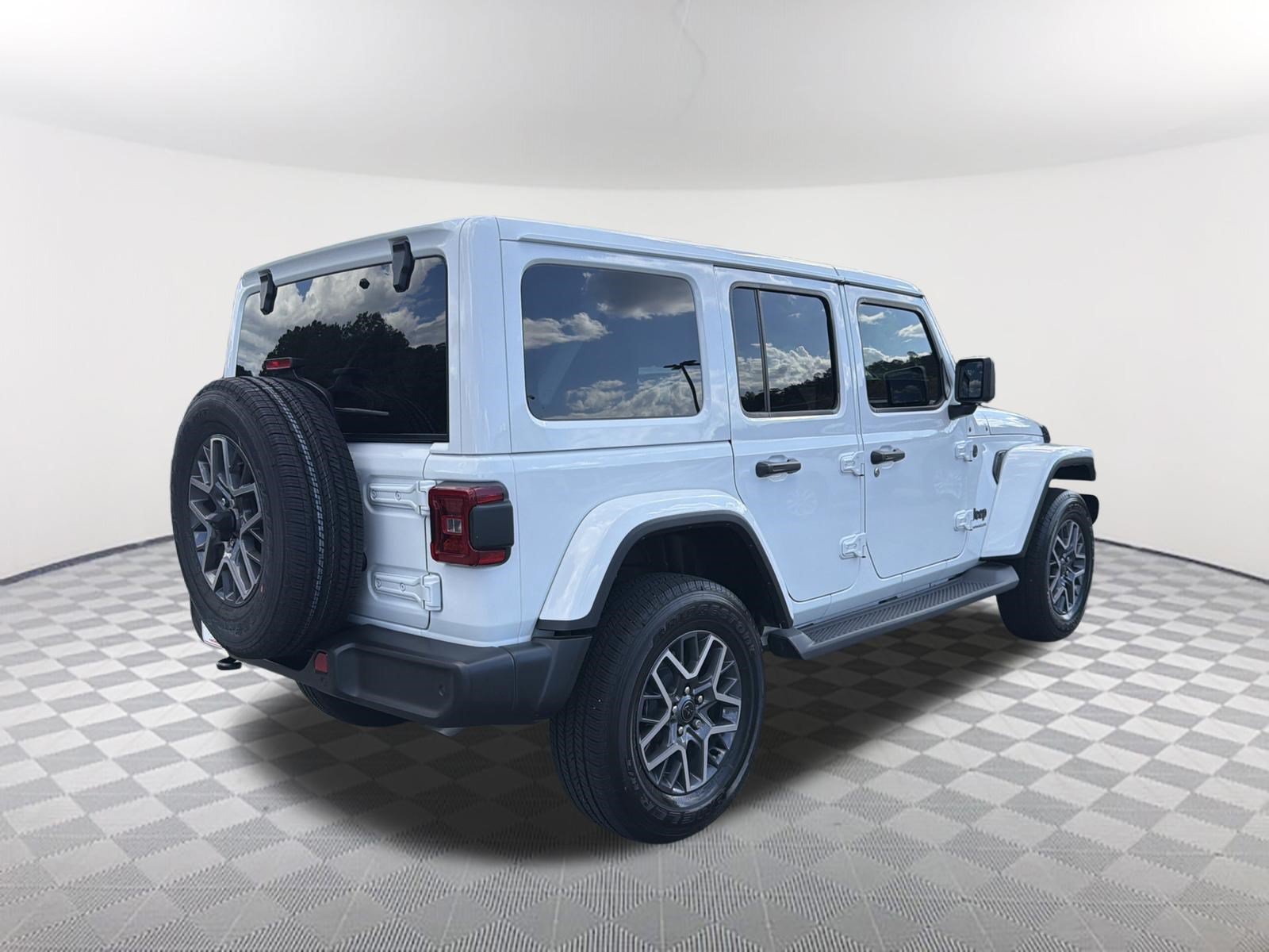 Used 2025 Jeep Wrangler Unlimited Sahara AWD/4WD image 16