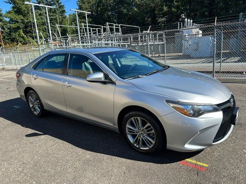 Used 2017 Toyota Camry SE FWD image 3