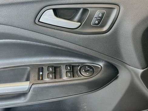Used 2018 Ford Escape SE w/ SE Sync 3 Package AWD/4WD image 19