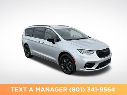 New 2026 Chrysler Pacifica Select w/ S Appearance Package