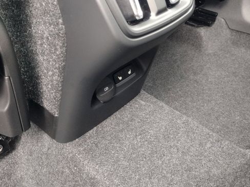 New 2025 Volvo XC40 B5 Ultra w/ Climate Package image 19