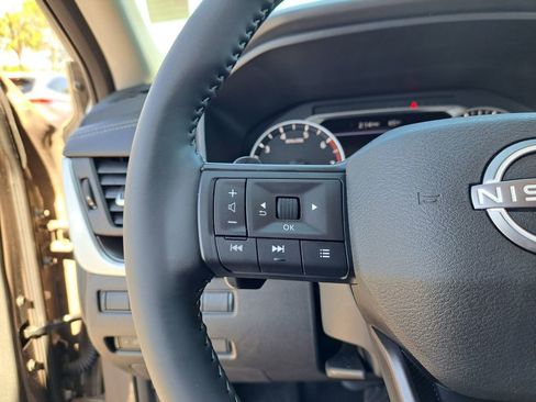 Used 2025 Nissan Rogue SV w/ SV Premium Package image 28