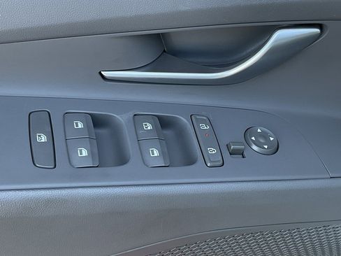 Used 2025 Hyundai Elantra SEL image 13